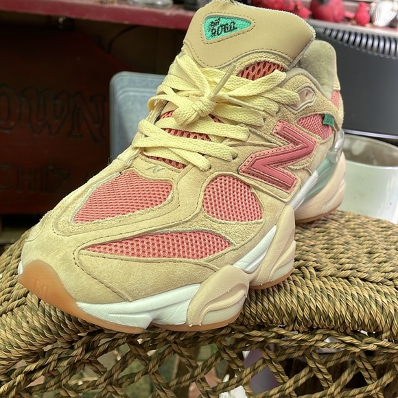 New balance 9060 tan, pink & teal accents size 8.5 (42) condition 7-8 out of 10 - Picture 8 of 8
